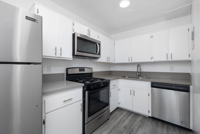 Interior Photo - 18404 Vincennes Street