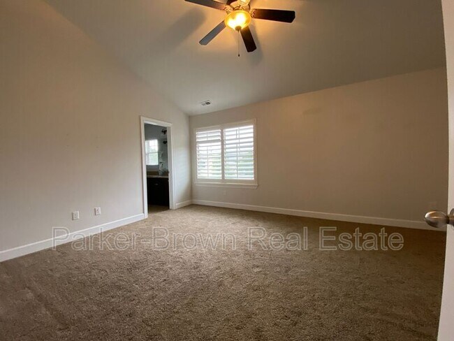 Building Photo - 5561 W Pkwy W