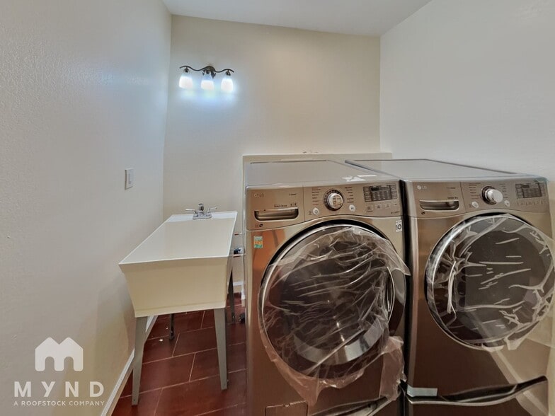 Building Photo - 4690 Cambio Ct