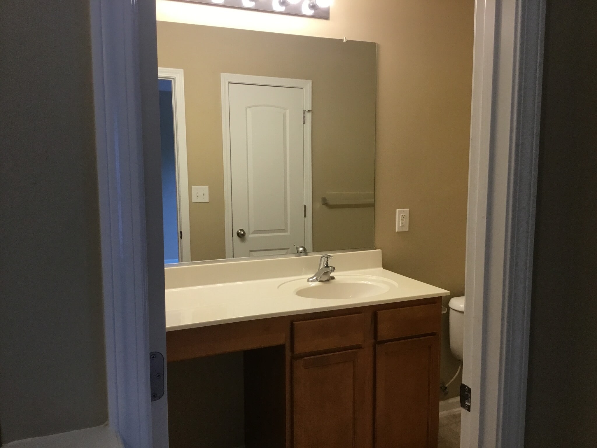 Building Photo - 6004 Glen Way Dr