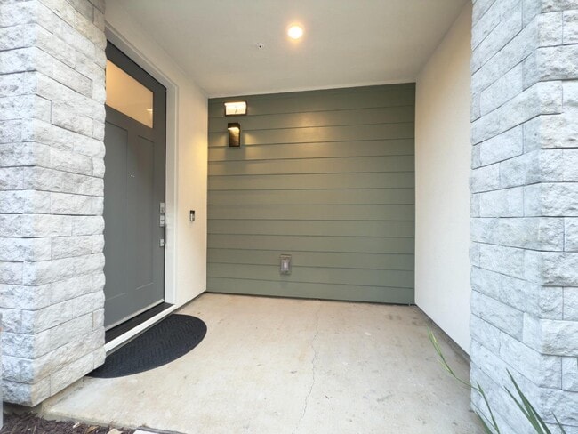 Building Photo - 1303 Besra Ter