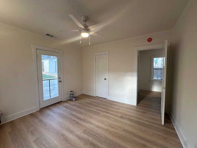 Building Photo - East Side Charming Home