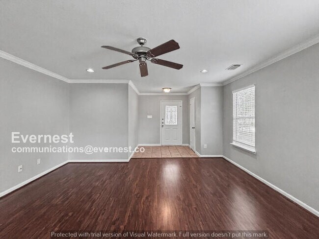 Building Photo - 3 Bed/2 Bath Home with Garage / Pet-Friendly / Available Now!