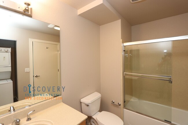 Building Photo - Large Downtown Oakland Two Bedroom Condomi...