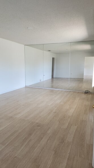 Light laminate flooring - 27961 Winged Foot Dr