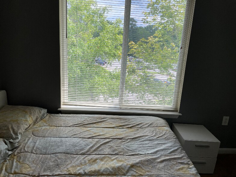 Building Photo - 1410 Collegiate Cir