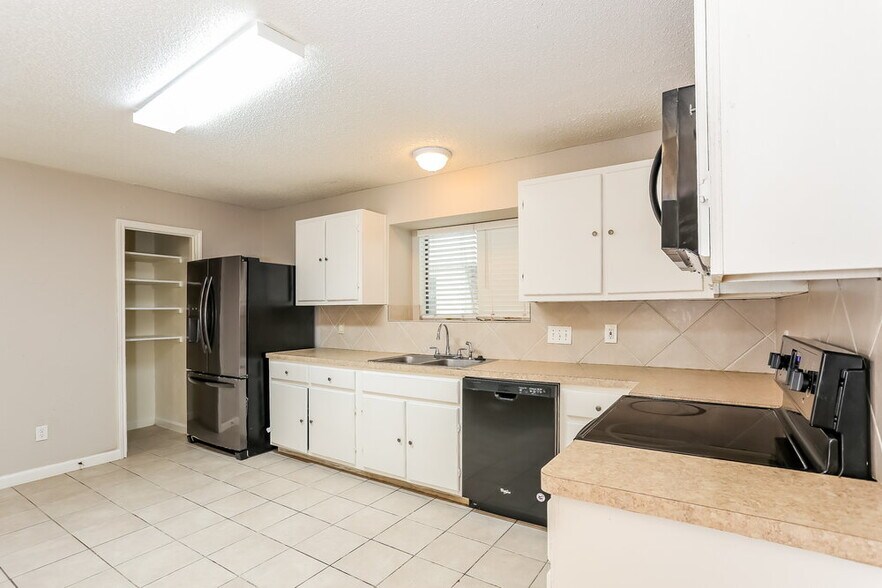 Building Photo - 1365 Roan Dr