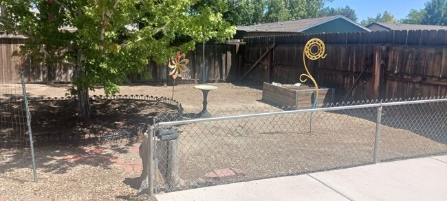 Building Photo - Updated 3 bedroom with A/C and Yard