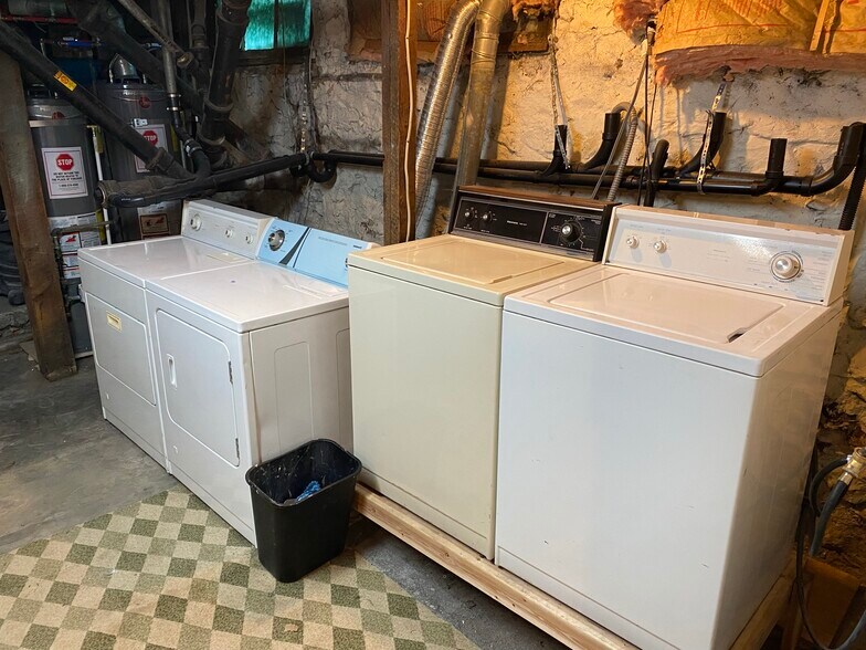 Communal Laundry - 1524 W Dean Ave