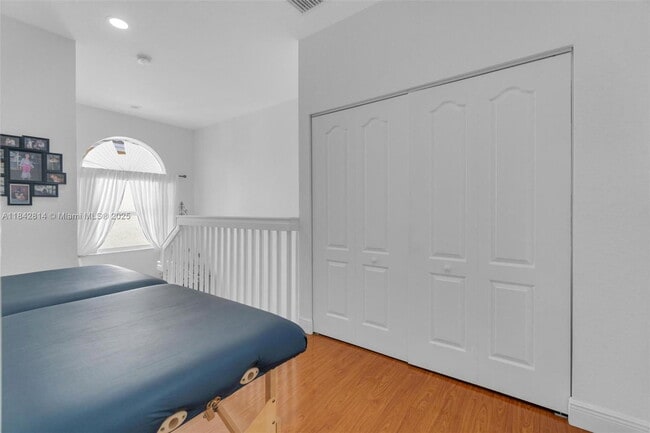 Building Photo - 3920 NE 13th Dr