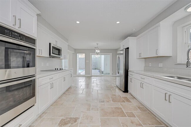 Building Photo - 915 Daria Dr