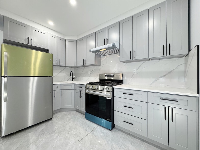 Building Photo - 333 87th St