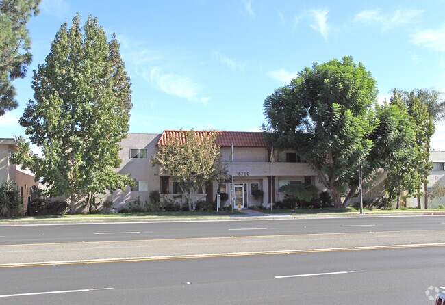 Building Photo - Villa Topanga