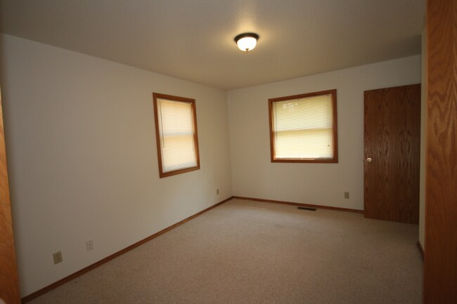 Building Photo - 3 Fairway Dr