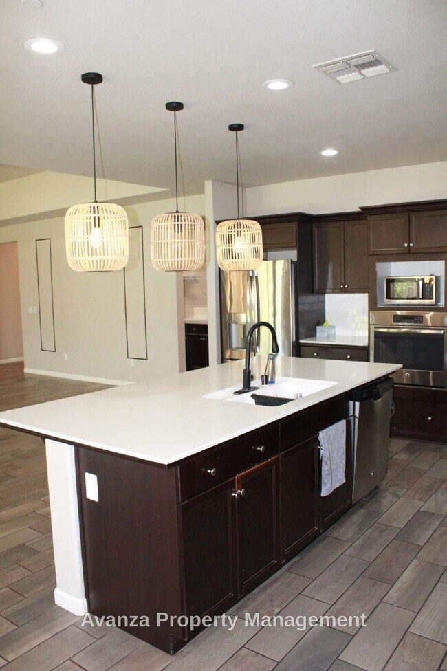 Building Photo - Home for Rent 4 Bed/2.5 Bath - 2,400 Sq Ft. Rent: $3,395/month Security Deposit: $3,495 Clovis Ea...