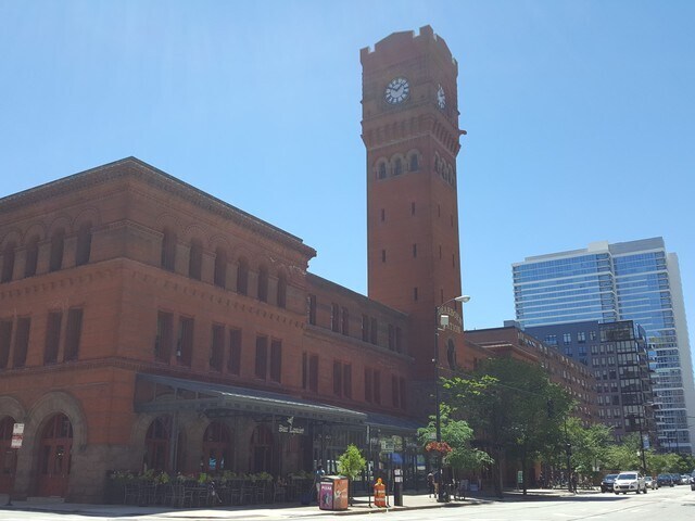 Building Photo - 621 S Plymouth Ct