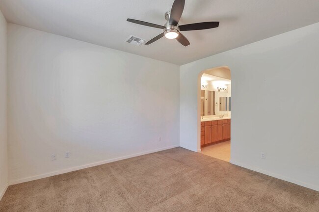 Building Photo - Beautiful 2-Bedroom Condo in Prime Scottsd...