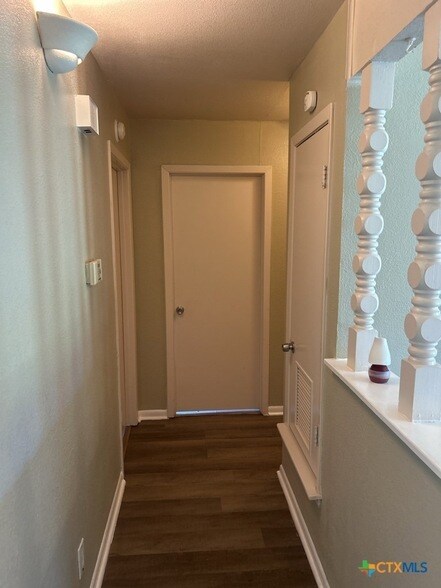 Building Photo - 1202 Alta Mira Dr