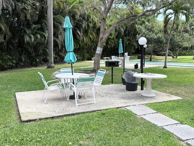 Building Photo - 1000 NE 14th Ave