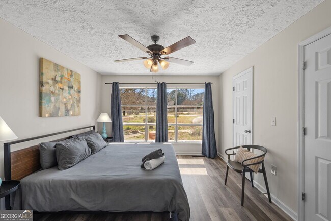 Building Photo - 1954 Woodbine Terrace NE