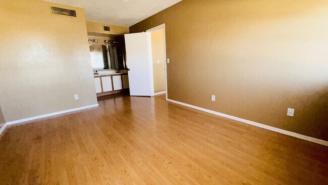 Building Photo - 8625 E Belleview Pl