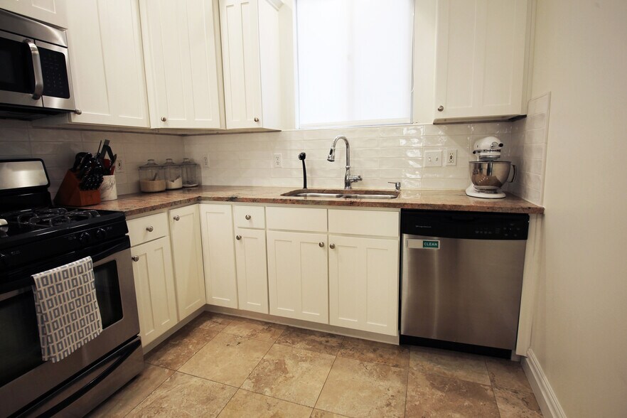 Building Photo - 625 E 200 S