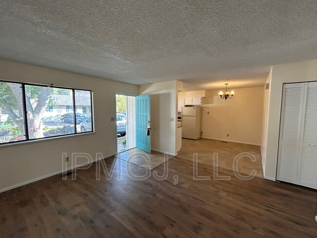 Building Photo - 856 Iowa Ave