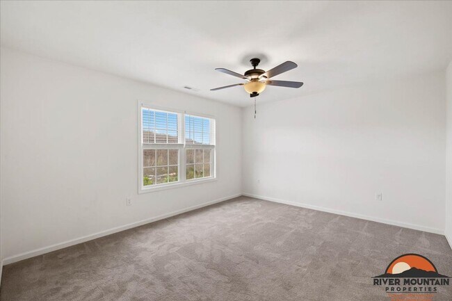 Building Photo - Spacious Three Level Home in Pembroke