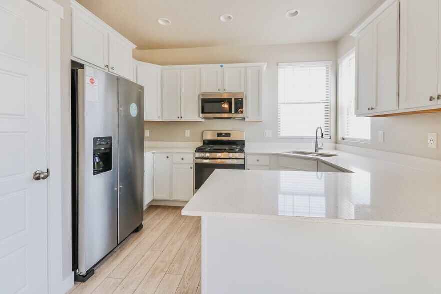 Building Photo - 1083 W Osprey Dr