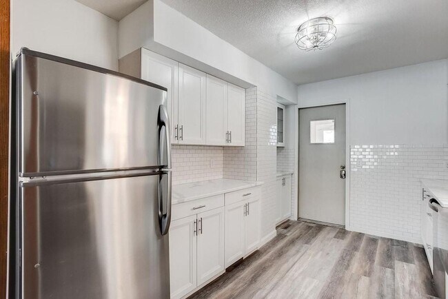 Building Photo - 6 bedroom 2 bathroom available 06/01/2026