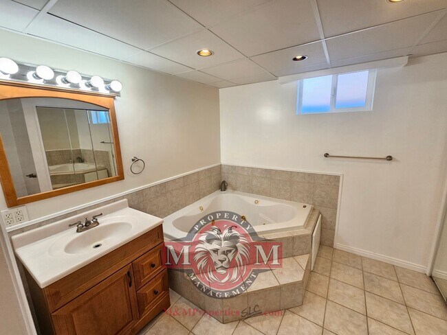 Building Photo - Great 4 Bd 2 Bath Home in Sandy