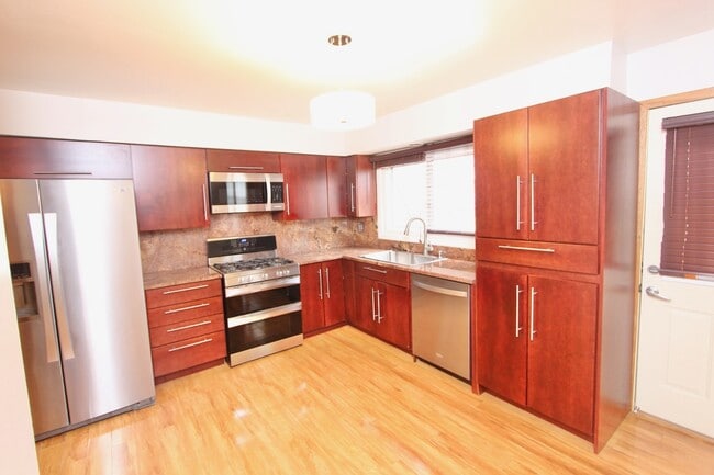 Building Photo - 7108 W Niles Ave