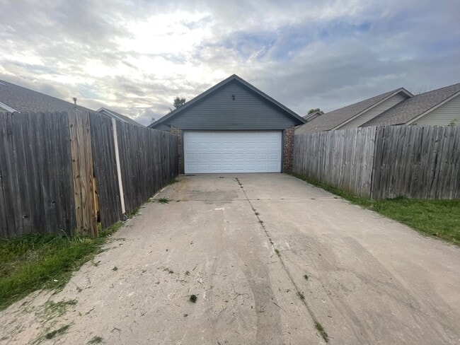 Building Photo - 2-Bedroom Home with 2-Car Garage