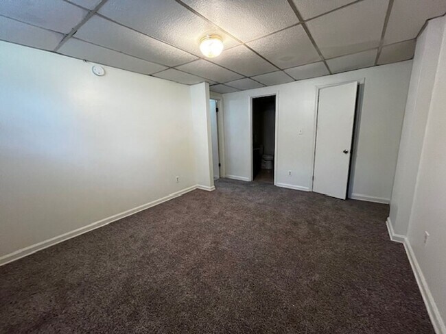 Building Photo - 4 Bedroom 2.5 Bath House with Garage and B...