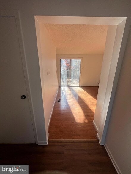 Building Photo - 405 Carnaby St