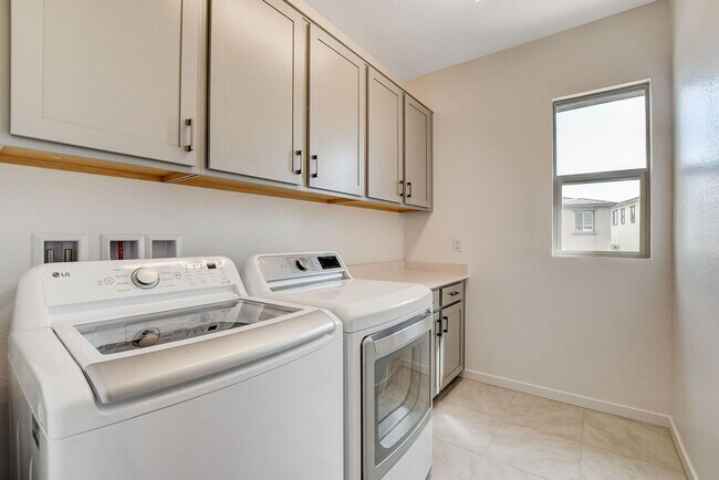 Building Photo - Spacious 3-Bed Summerlin Home with Den, Lo...