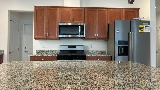 Building Photo - 5 Bedrooms Single Family Home with Granite...