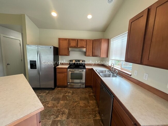 Building Photo - 3 bed house w/ family room in The Landings!