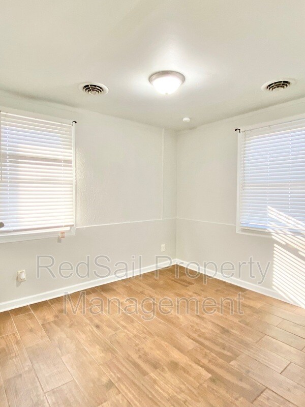 Building Photo - 323 Roane Dr