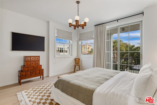 Building Photo - 5201 Vía Donte