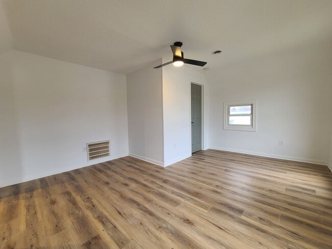 Building Photo - 556 Broadway St