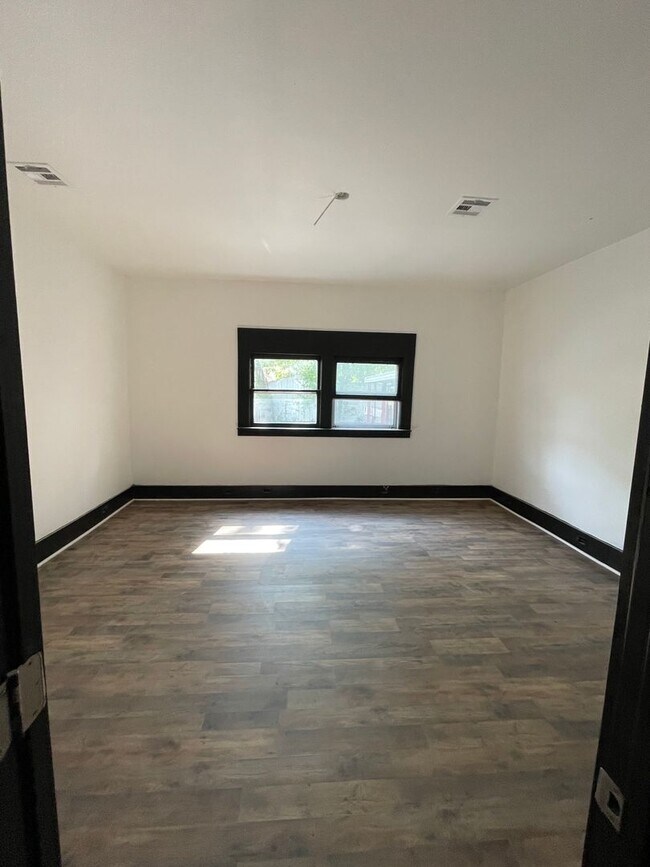 Building Photo - 3 Bedroom Home with office for rent!