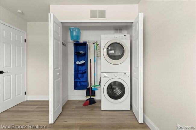 Building Photo - 2425 Torquay Ave