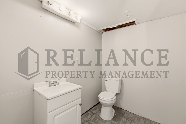 Building Photo - 2017 S Grn Acrs St