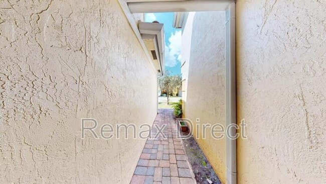 Building Photo - 831 Pipers Cay Dr