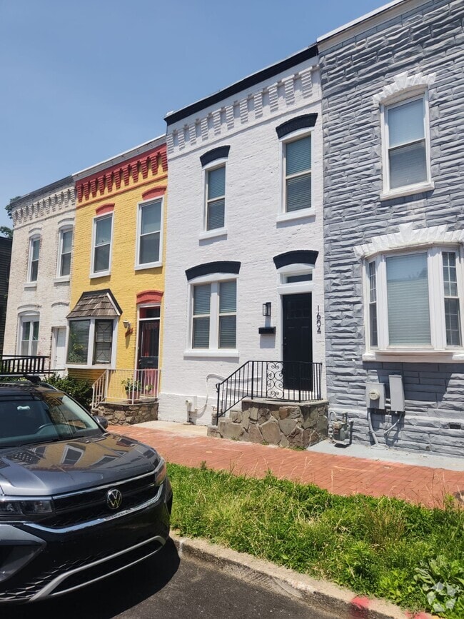 Building Photo - 1604 Levis St NE