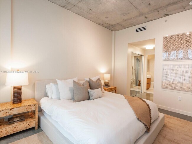 Building Photo - 3449 NE 1st Ave