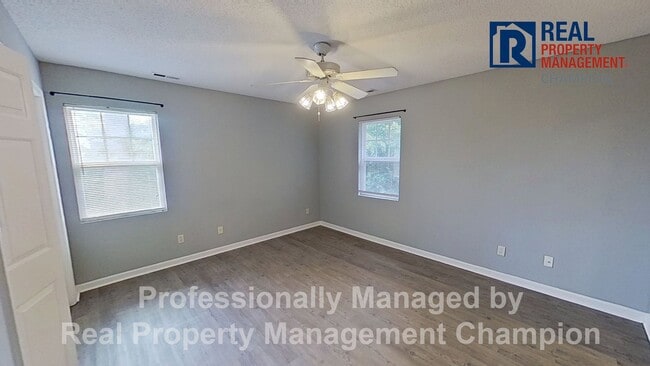 Building Photo - 3 BD/2 BA Upper Unit Condo in Hawthorne Park with Move In Special