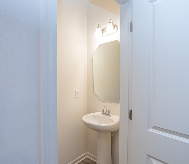 Building Photo - BEAUTIFUL 2 BD Townhome in MIDLAND AVAILABLE NOW