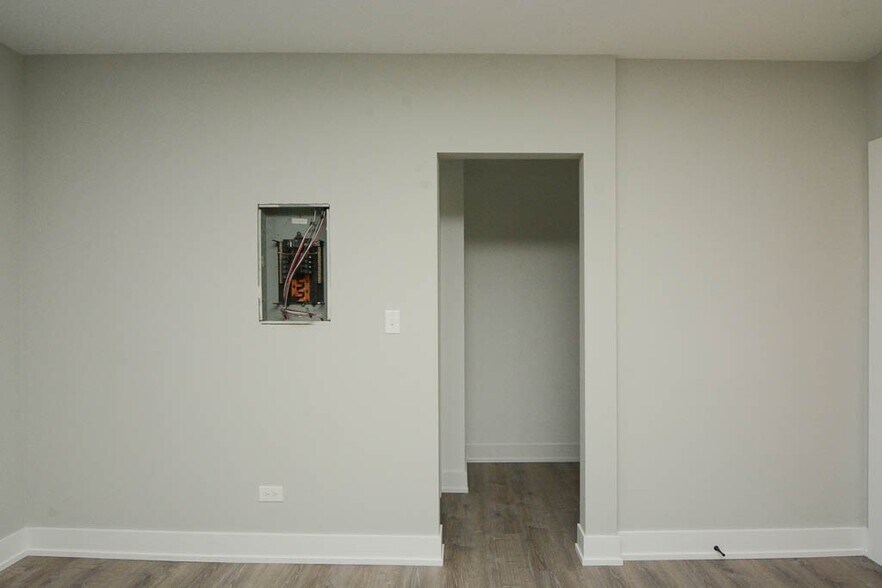 Building Photo - 434.5 W Belden Ave